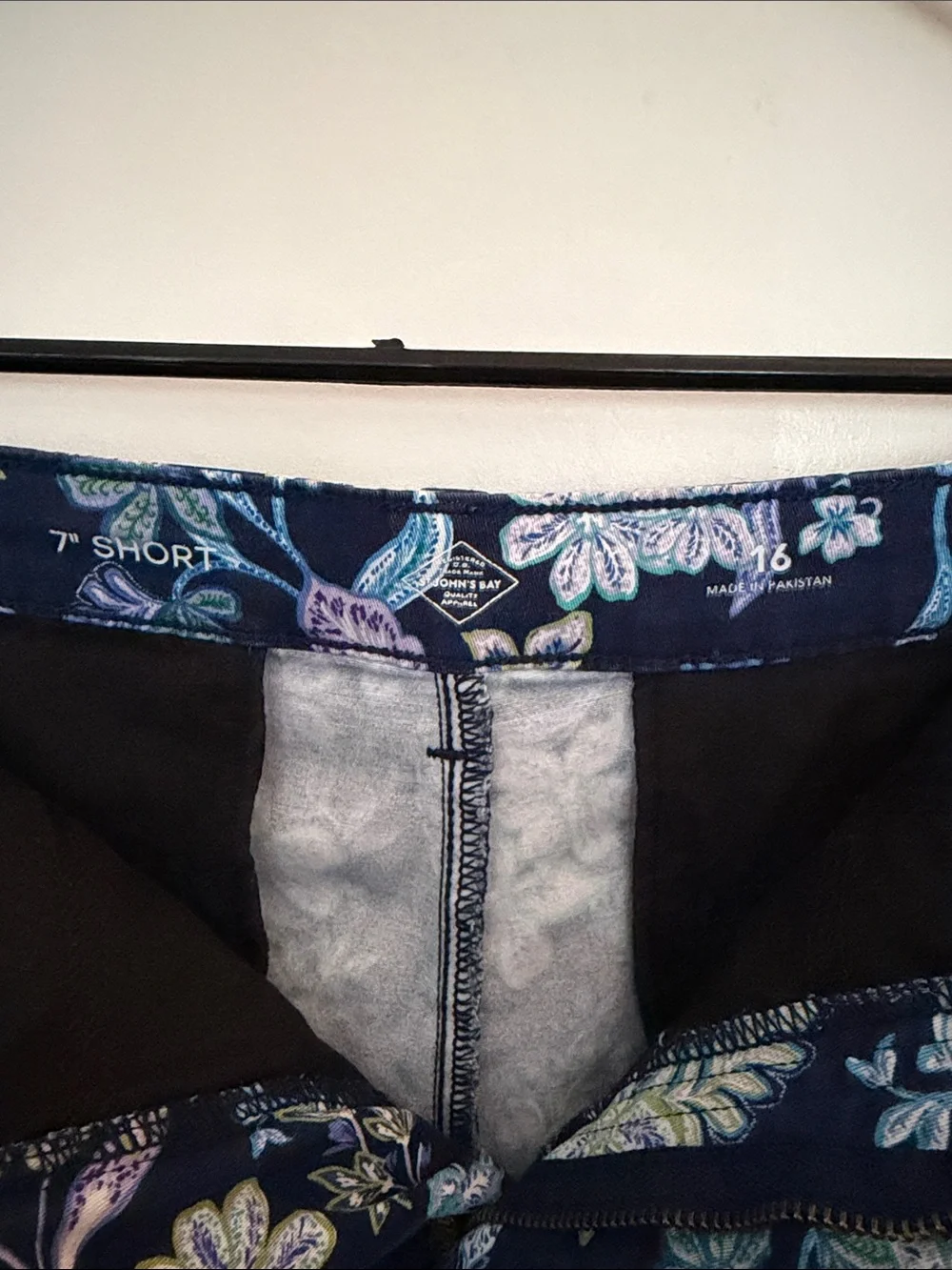 St John’s Bay Women’s Navy Floral Shorts - Picture 3 of 3